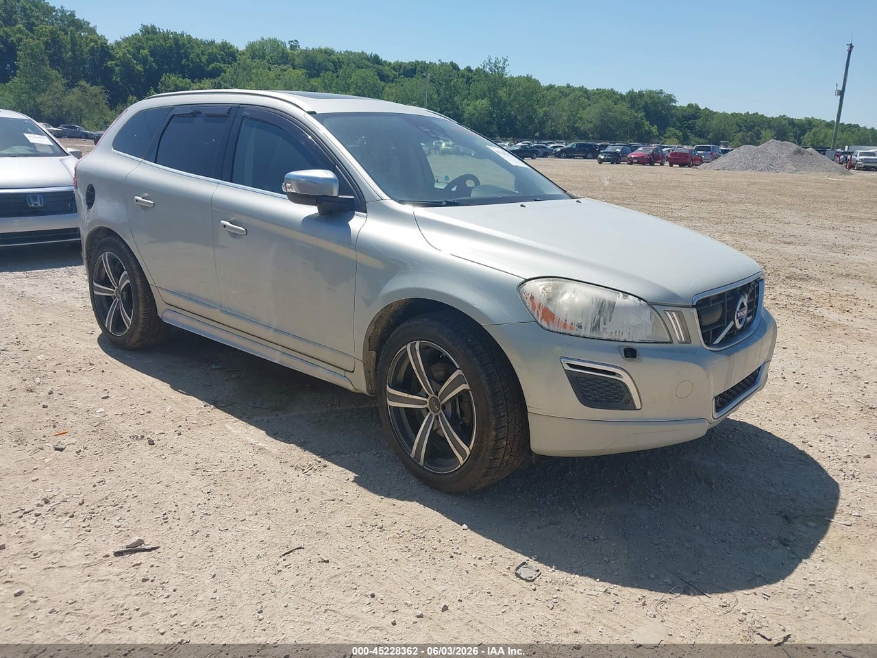 YV4902DZ5B2****** · 2011 VOLVO XC60 T6/T6 R-DESIGN