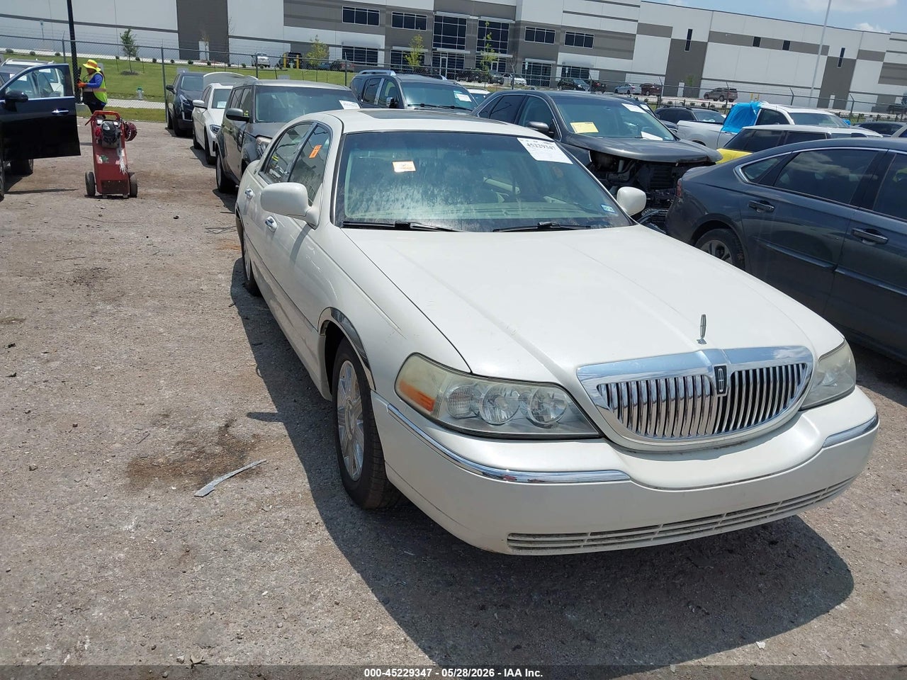 1LNHM82W35Y****** · 2005 LINCOLN TOWN CAR SIGNATURE LIMITED
