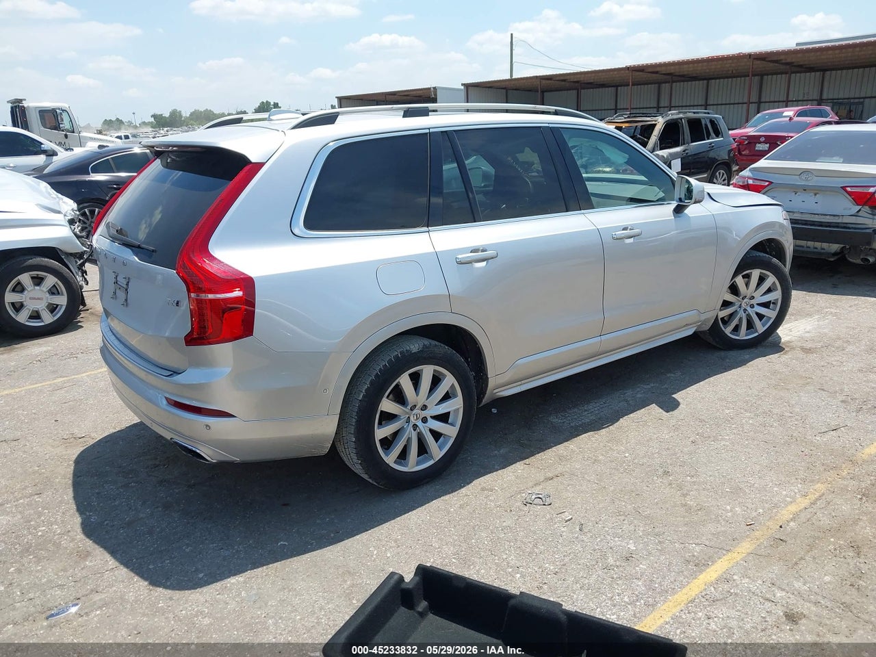 2017 VOLVO XC90 T6 MOMENTUM · 4/11