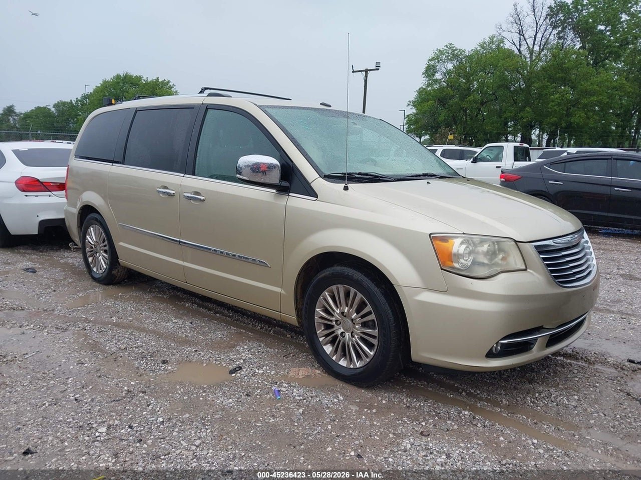 2A4RR6DG2BR****** · 2011 CHRYSLER TOWN &amp; COUNTRY LIMITED