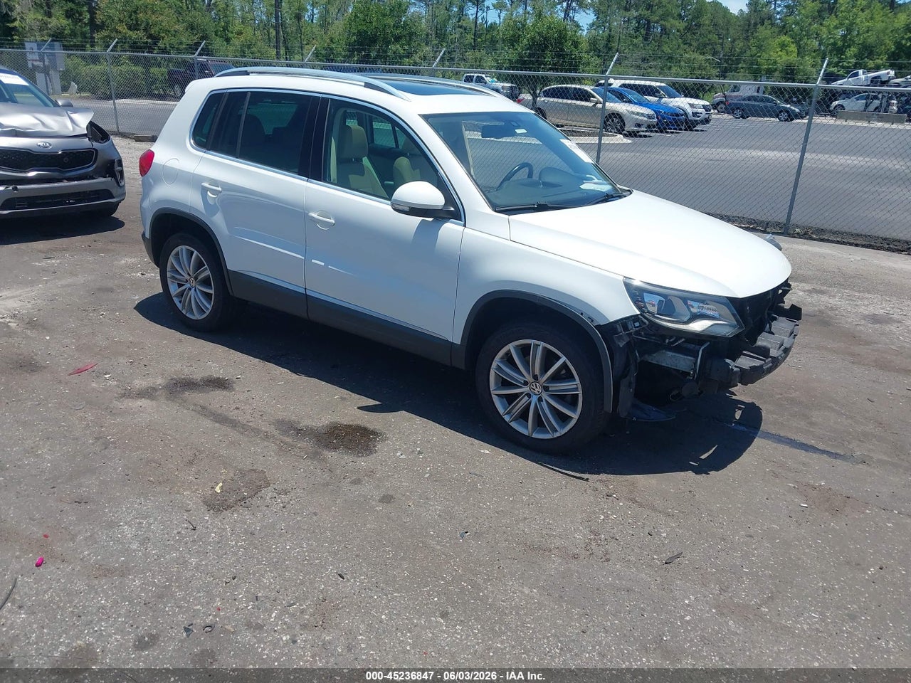 WVGAV7AX0GW****** · 2016 VOLKSWAGEN TIGUAN SE