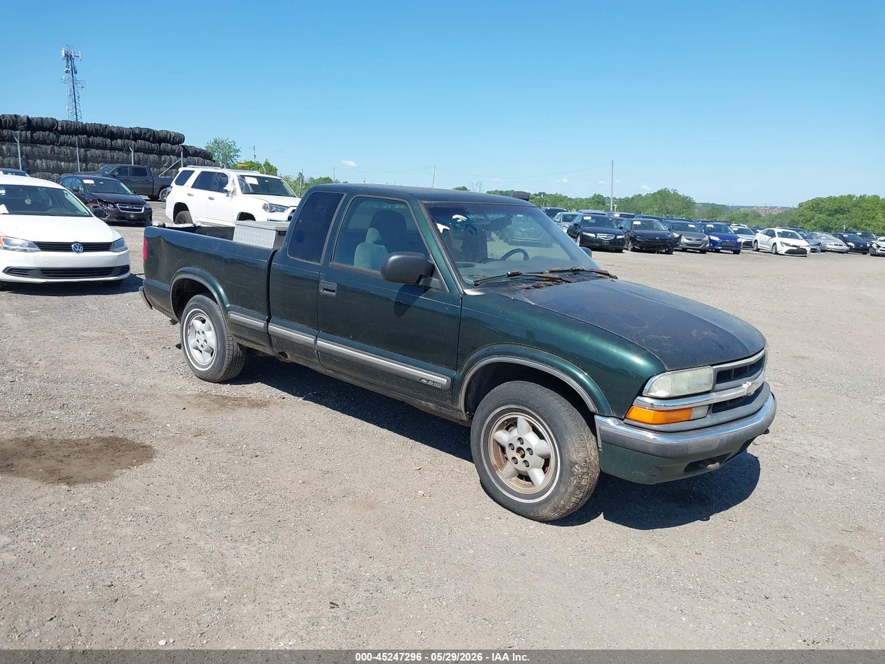 1GCDT19WX18****** · 2001 CHEVROLET S-10 LS