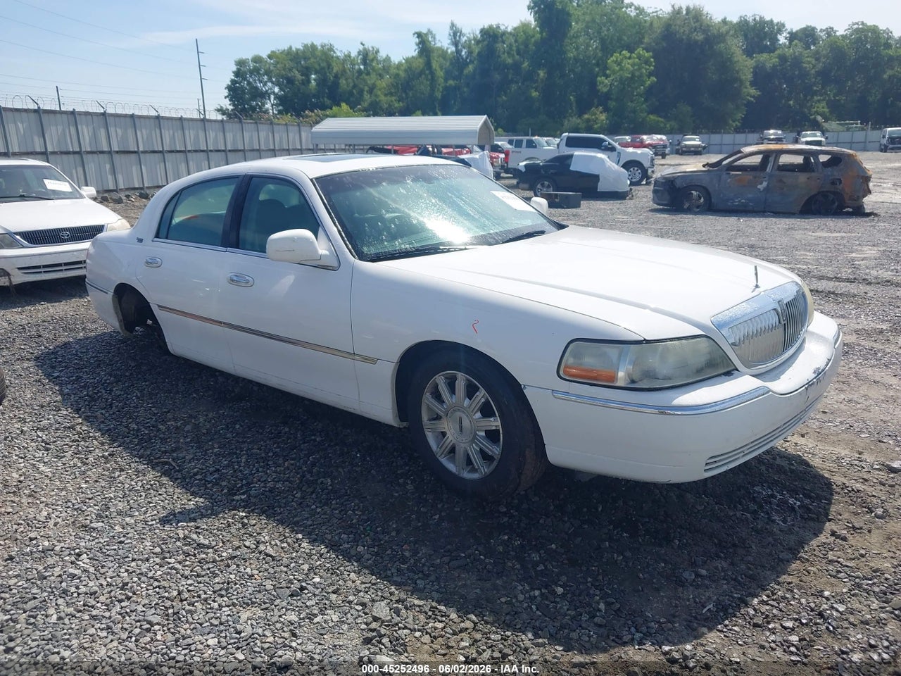 1LNHM82V56Y****** · 2006 LINCOLN TOWN CAR SIGNATURE LIMITED