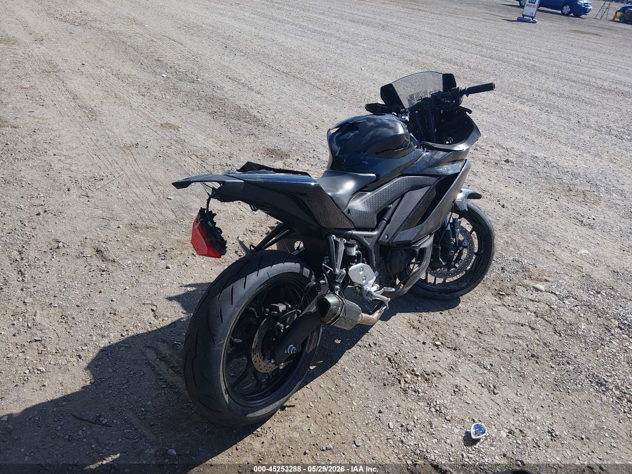 2023 YAMAHA YZFR3 A · 4/10