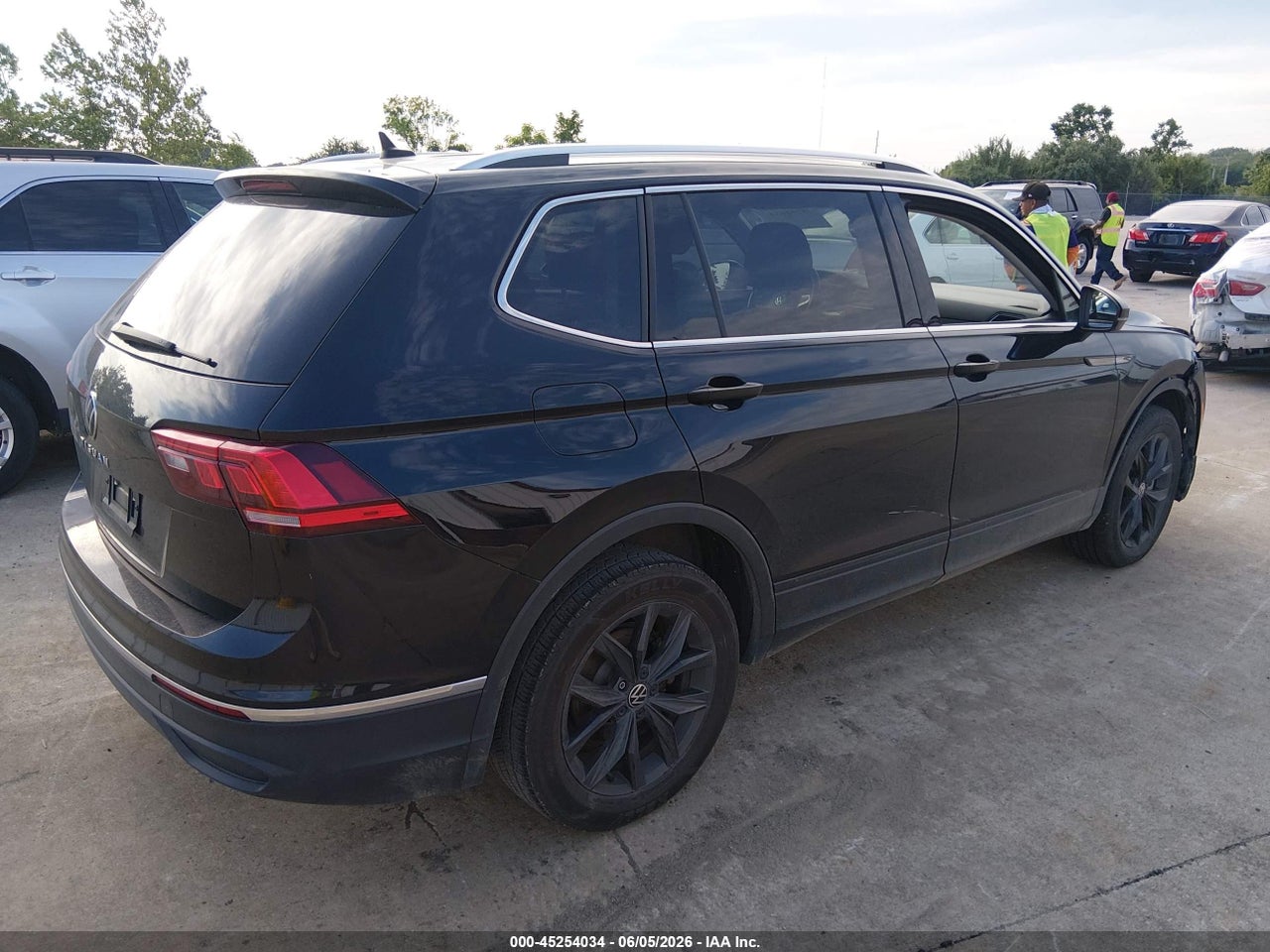 2024 VOLKSWAGEN TIGUAN 2.0T SE/2.0T WOLFSBURG EDITION · 4/11
