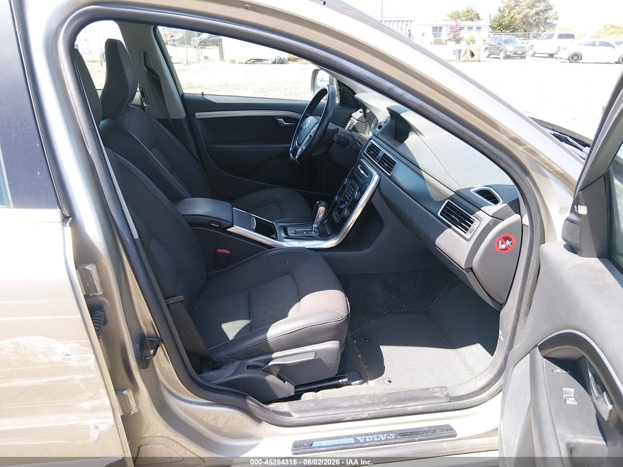 2012 VOLVO XC70 3.2/3.2 PLATINUM/3.2 PREMIER/3.2 PREMIER PLUS · 5/11