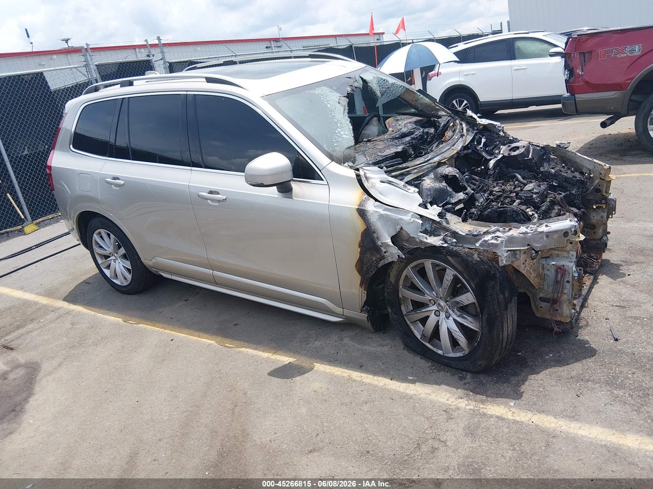 YV4A22PK4G1****** · 2016 VOLVO XC90 T6 MOMENTUM