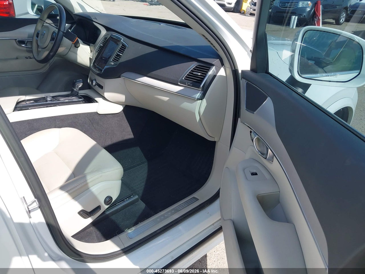 2022 VOLVO XC90 T5 MOMENTUM 7 PASSENGER · 5/11