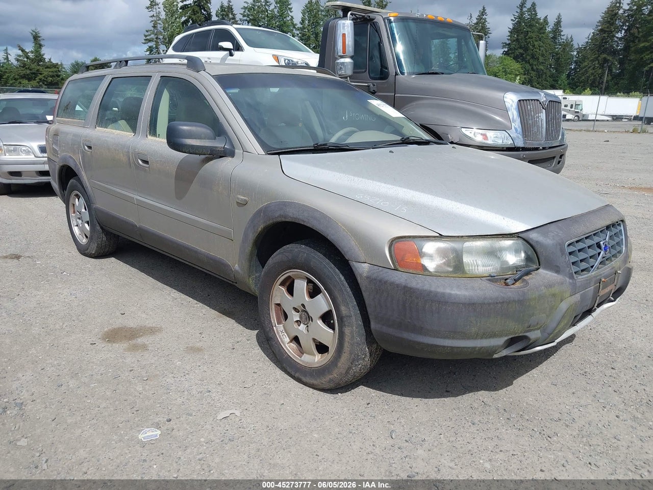 YV1SZ58DX11****** · 2001 VOLVO V70 XC