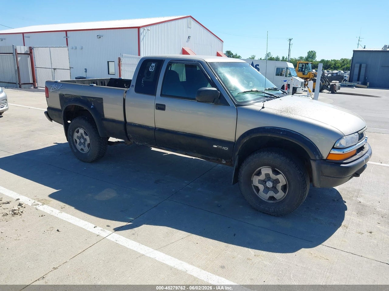 1GCCT19W2Y8****** · 2000 CHEVROLET S-10 LS