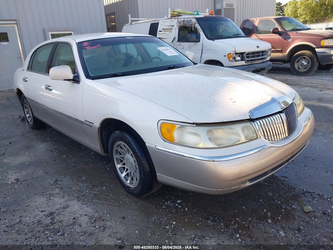 1LNHM82W3YY****** · 2000 LINCOLN TOWN CAR SIGNATURE