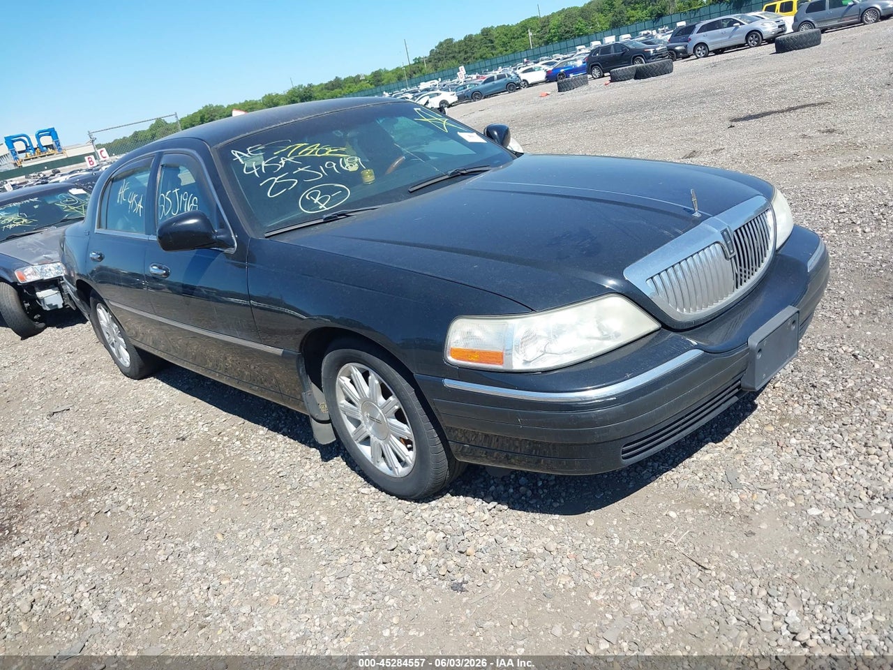 2LNBL8CV9BX****** · 2011 LINCOLN TOWN CAR SIGNATURE LIMITED