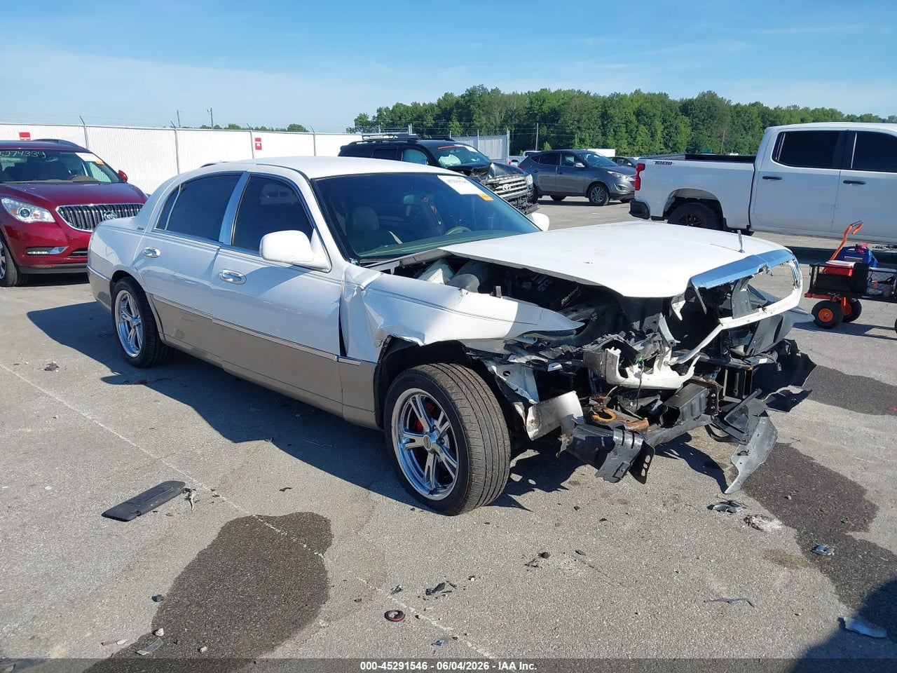 1LNHM81W84Y****** · 2004 LINCOLN TOWN CAR SIGNATURE