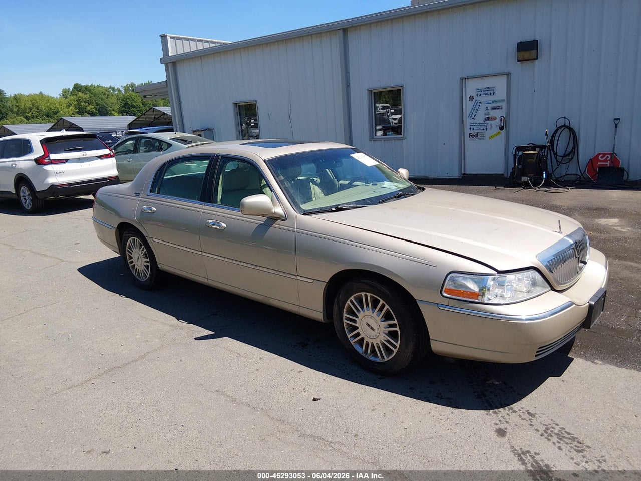 1LNHM82W17Y****** · 2007 LINCOLN TOWN CAR SIGNATURE LIMITED