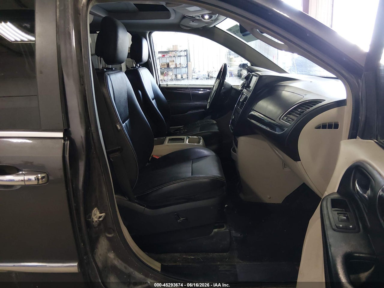 2016 CHRYSLER TOWN &amp; COUNTRY TOURING-L ANNIVERSARY EDITION · 5/11