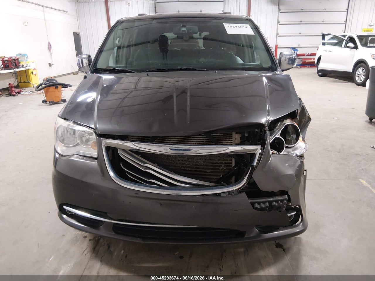 2016 CHRYSLER TOWN &amp; COUNTRY TOURING-L ANNIVERSARY EDITION · 6/11