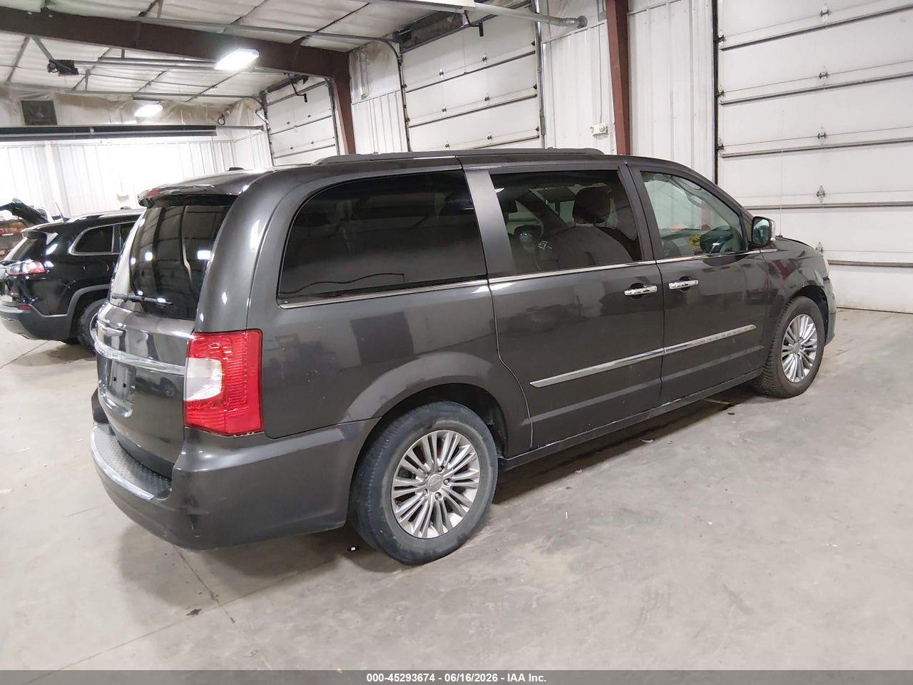 2016 CHRYSLER TOWN &amp; COUNTRY TOURING-L ANNIVERSARY EDITION · 4/11
