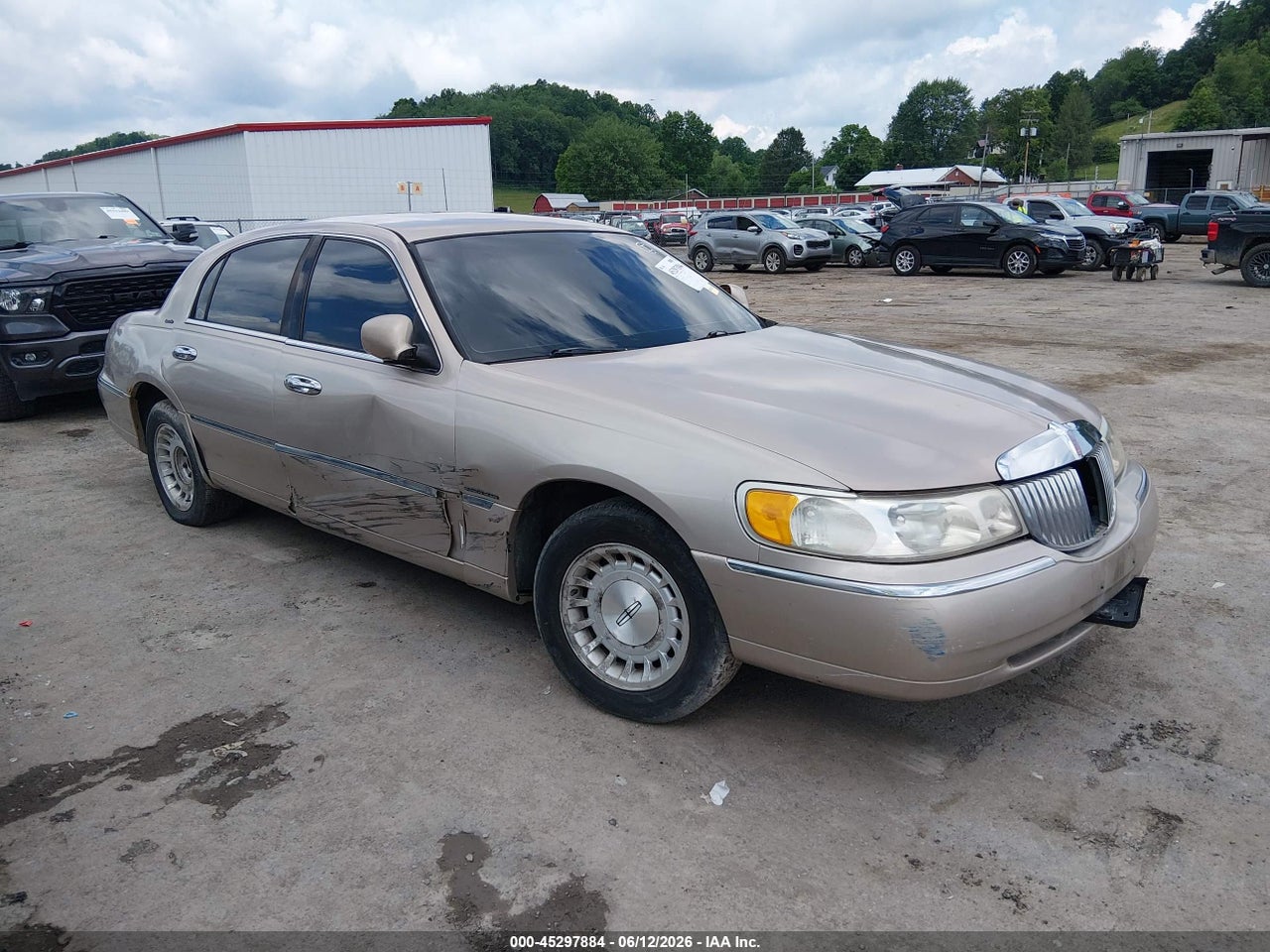 1LNFM81W9WY****** · 1998 LINCOLN TOWN CAR EXECUTIVE