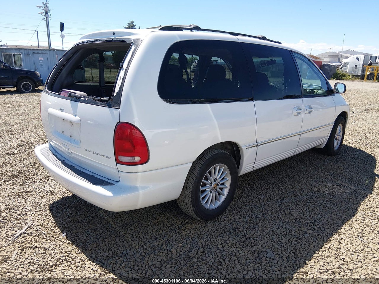 2000 CHRYSLER TOWN &amp; COUNTRY LXI · 4/11