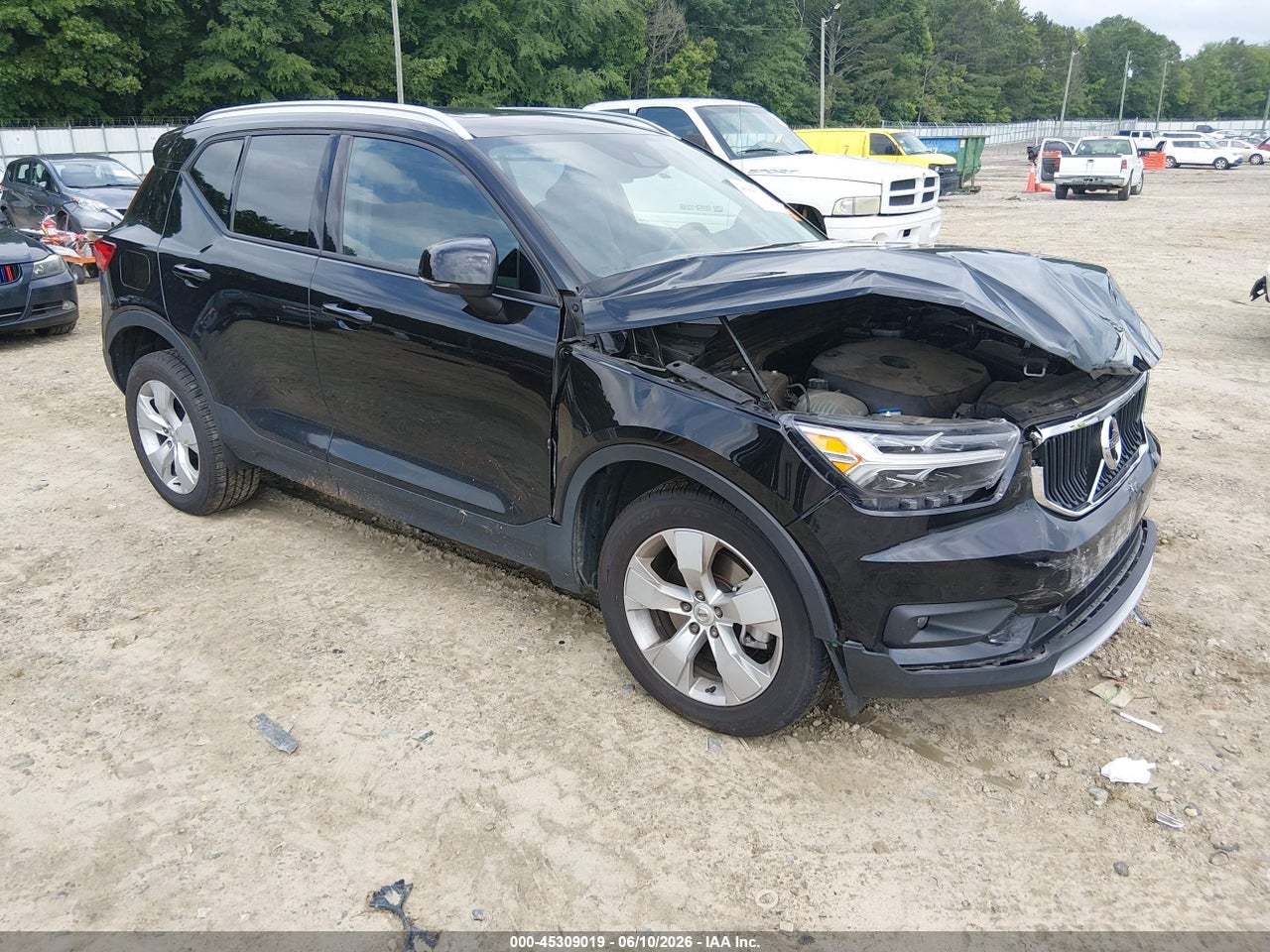 YV4162UKXM2****** · 2021 VOLVO XC40 T5 MOMENTUM