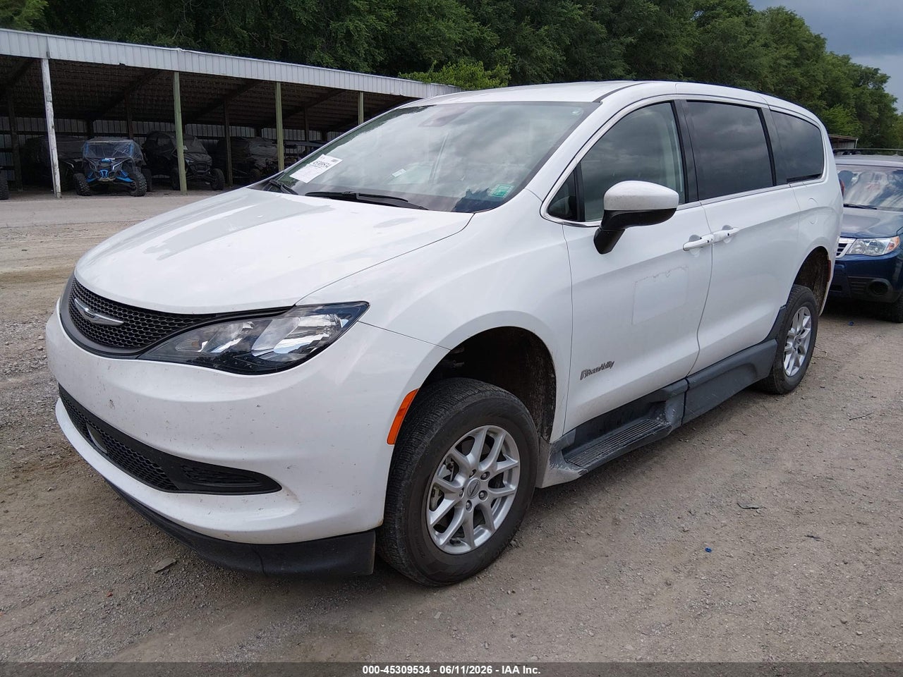 2023 CHRYSLER VOYAGER LX · 2/11