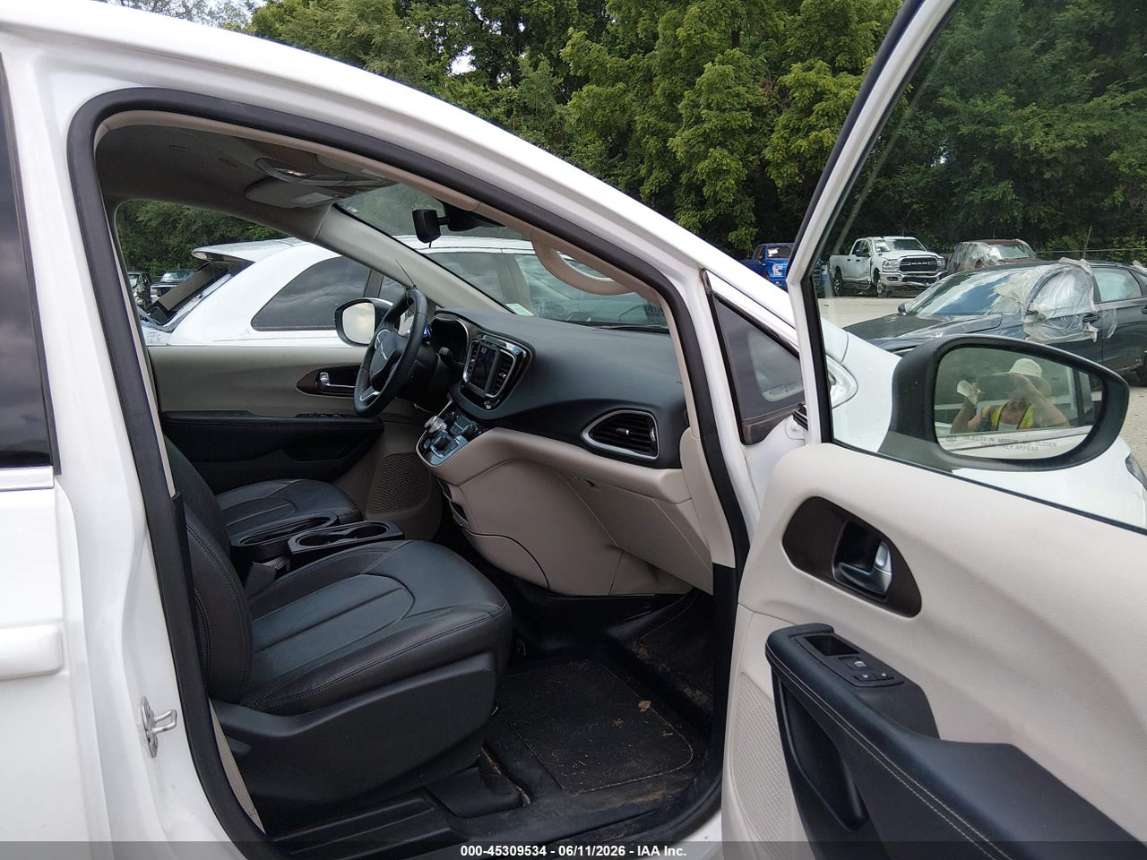 2023 CHRYSLER VOYAGER LX · 5/11