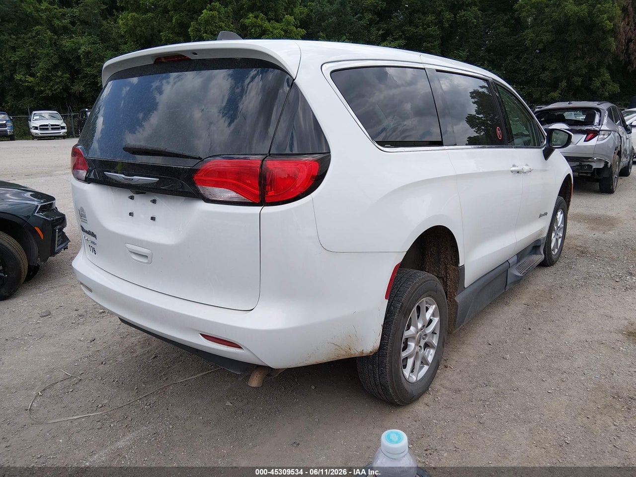 2023 CHRYSLER VOYAGER LX · 4/11