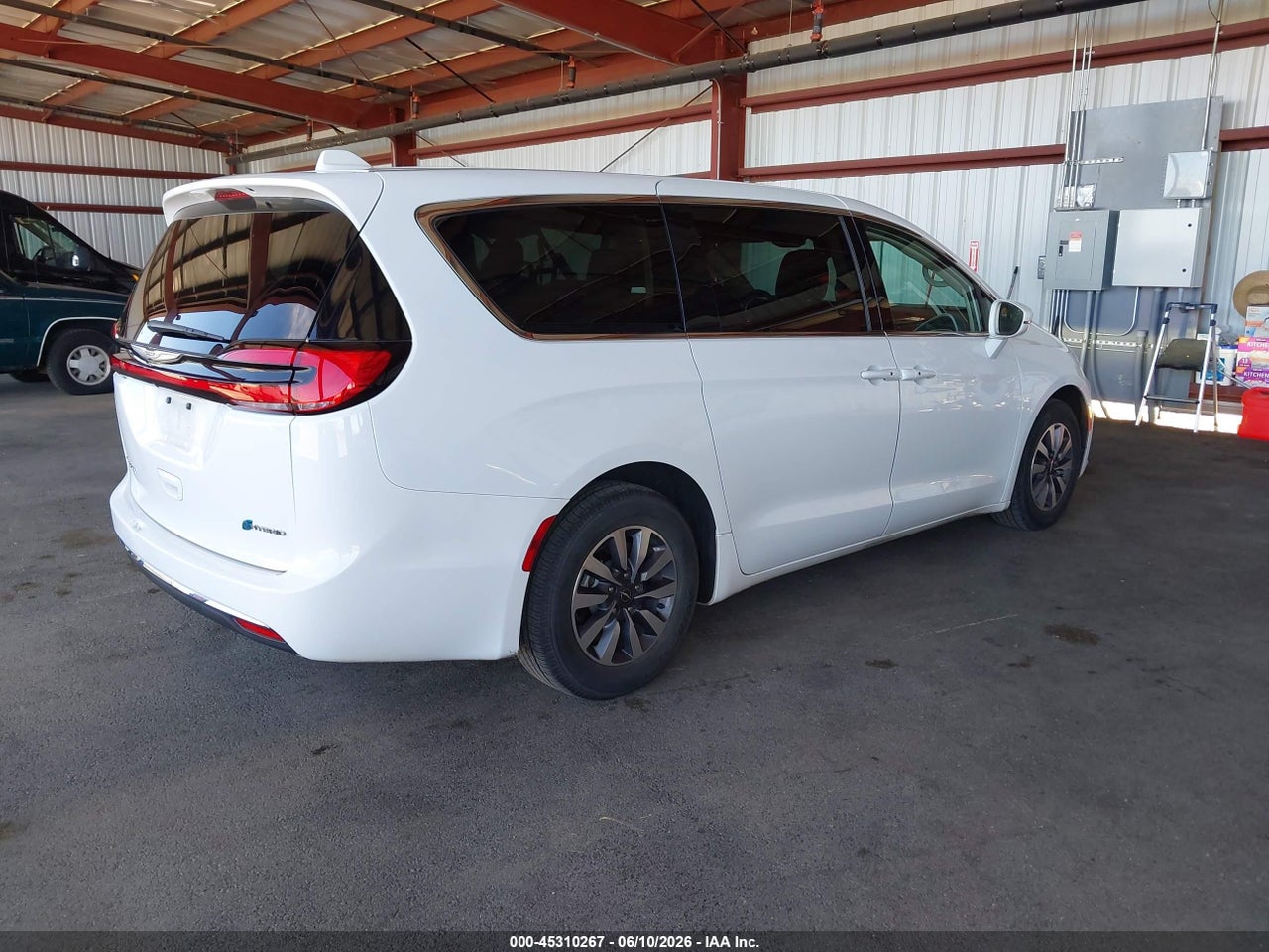 2022 CHRYSLER PACIFICA HYBRID TOURING L · 4/11
