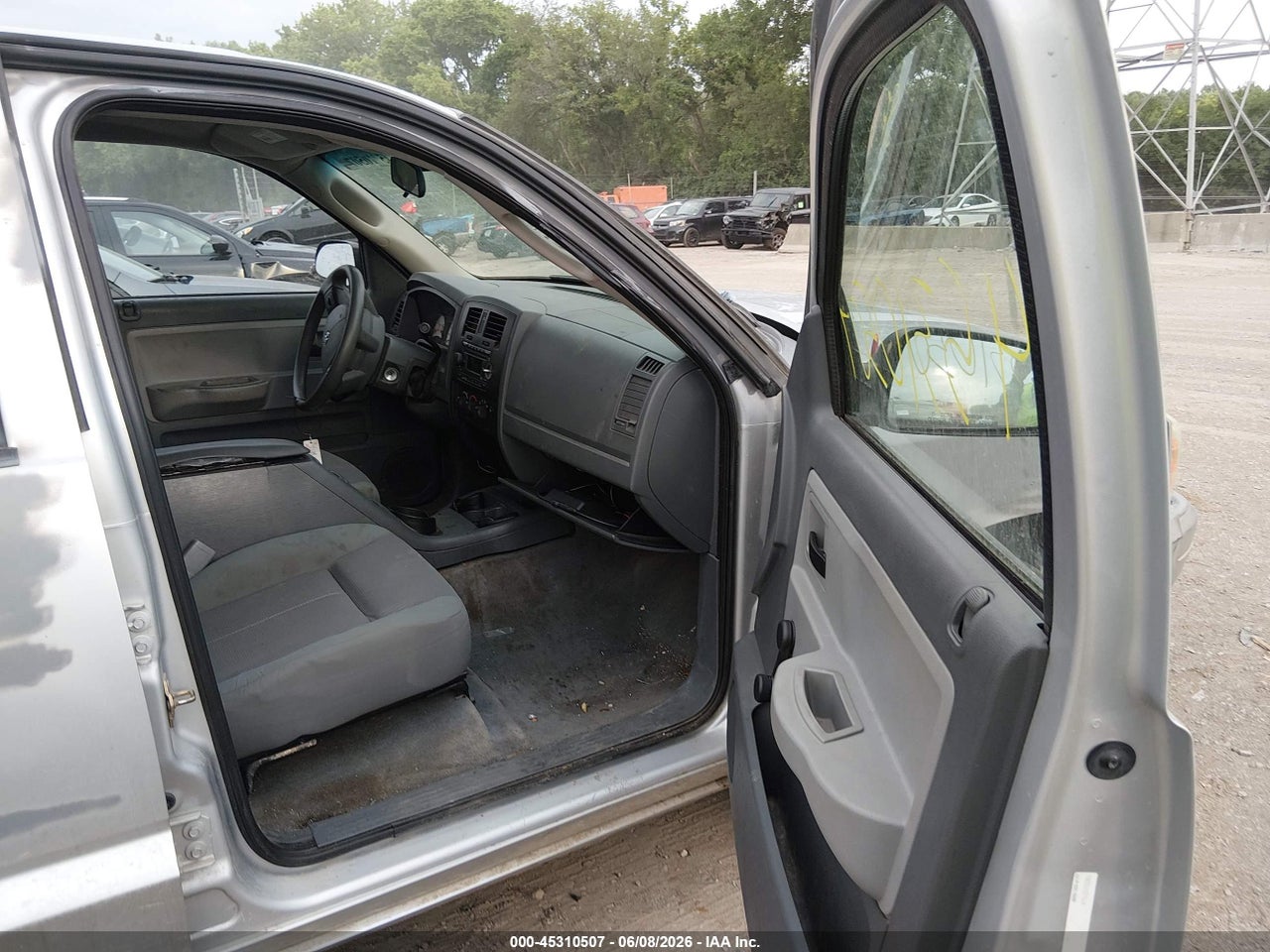 2005 DODGE DAKOTA ST · 5/11
