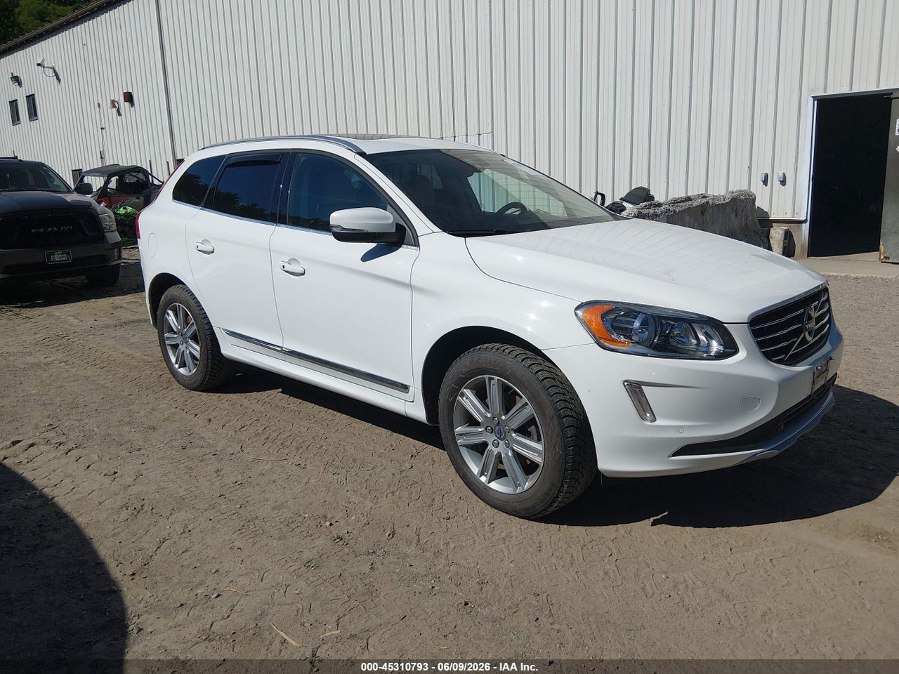 YV449MRK9G2****** · 2016 VOLVO XC60 T6 DRIVE-E
