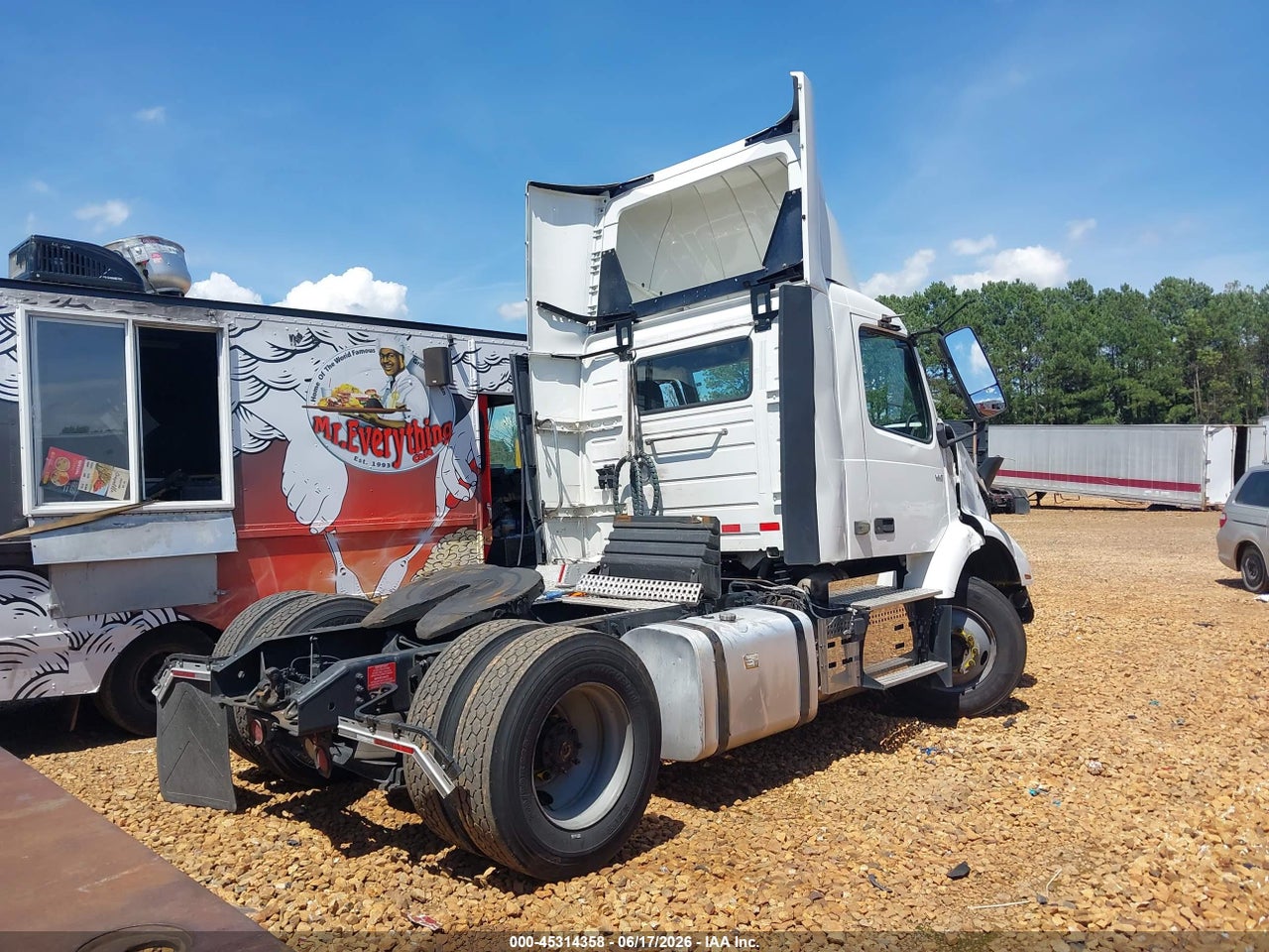 2022 VOLVO VNR · 4/11