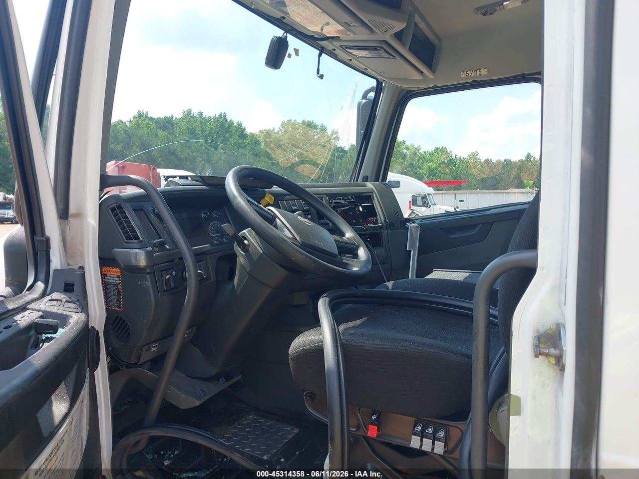 2022 VOLVO VNR · 5/11
