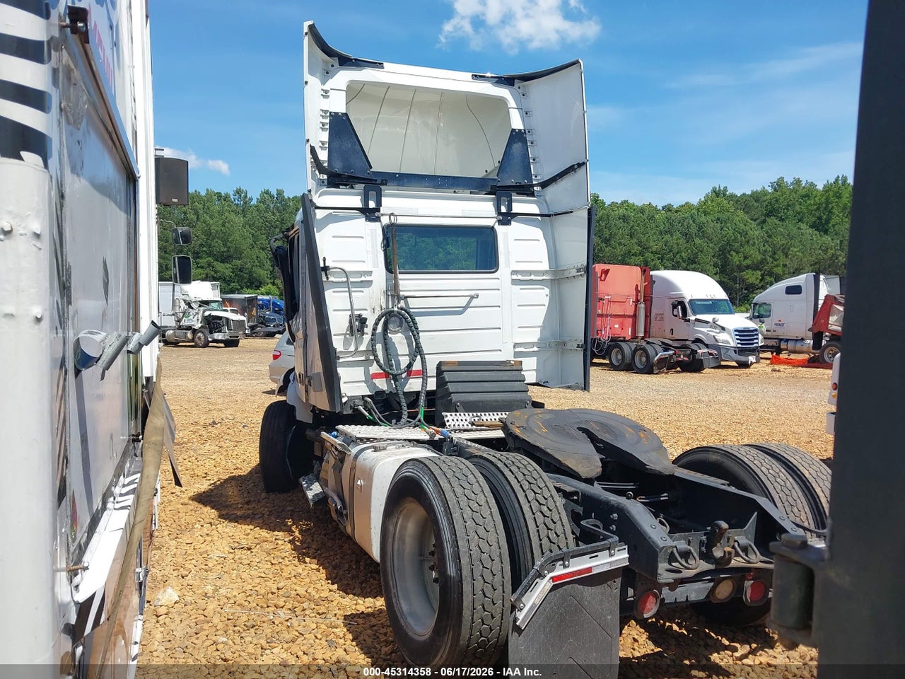 2022 VOLVO VNR · 3/11