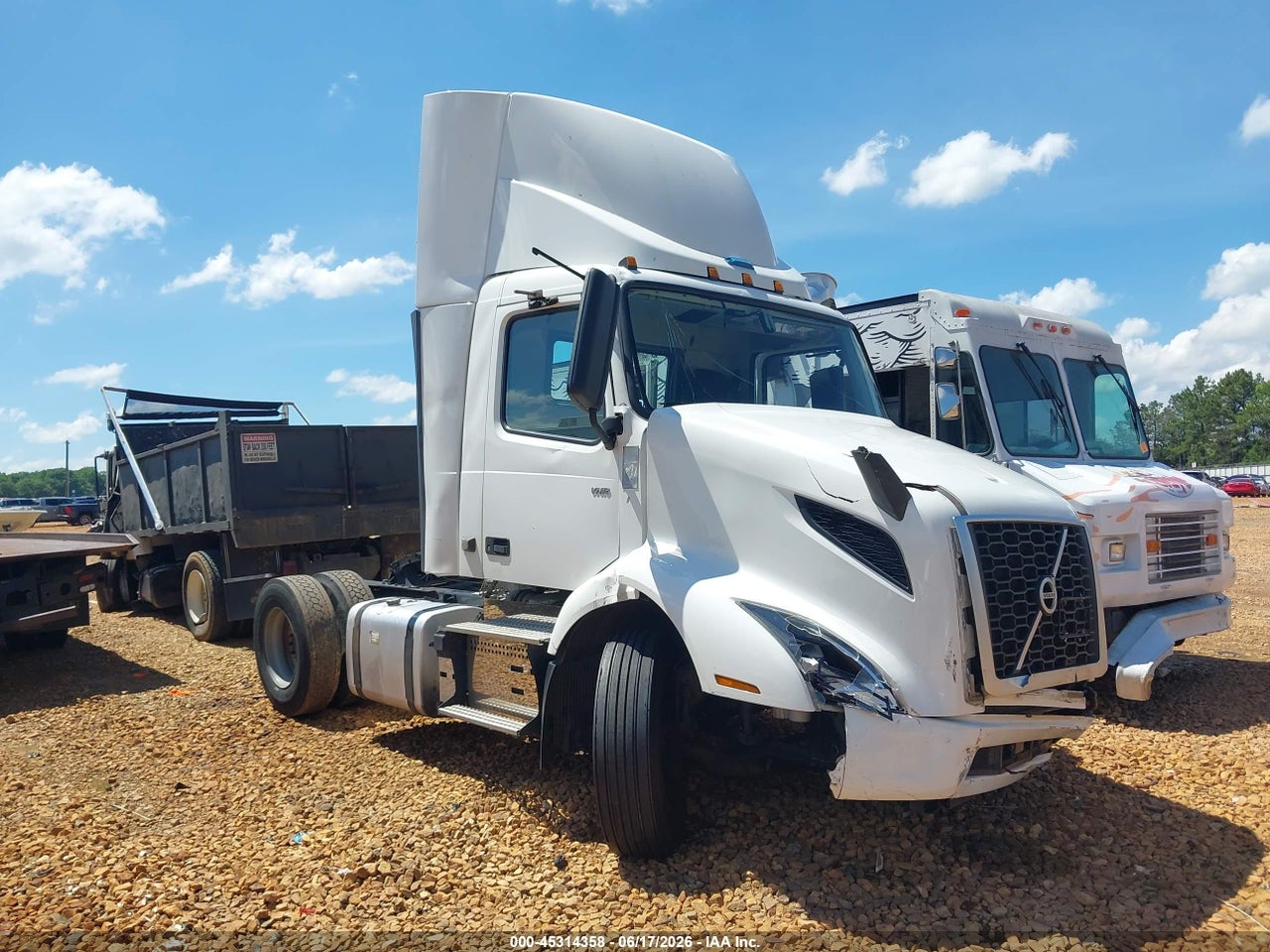 4V4W19EG7NN****** · 2022 VOLVO VNR
