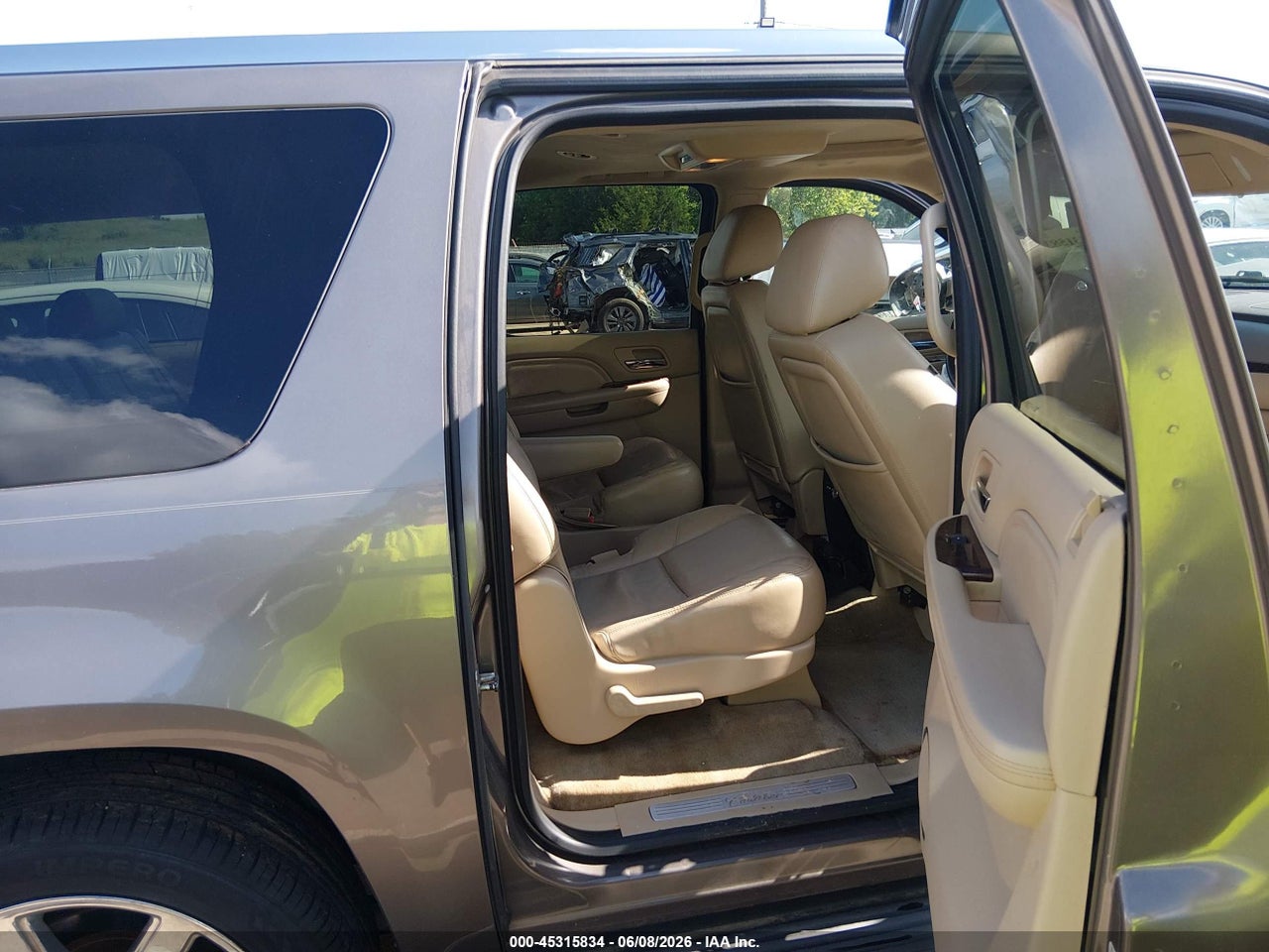 1GYS4HEF4CR****** · 2012 CADILLAC ESCALADE ESV LUXURY · 8/11