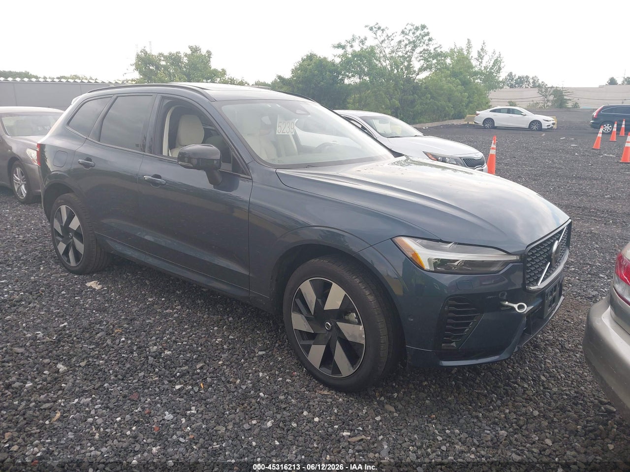 YV4H60RCXS1****** · 2025 VOLVO XC60 PLUG-IN HYBRID PLUS, T8 AWD ELECTRIC/GASOLINE, DARK