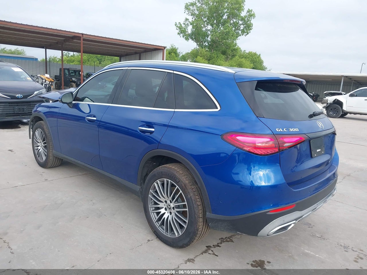 2026 MERCEDES-BENZ GLC 300 · 3/11