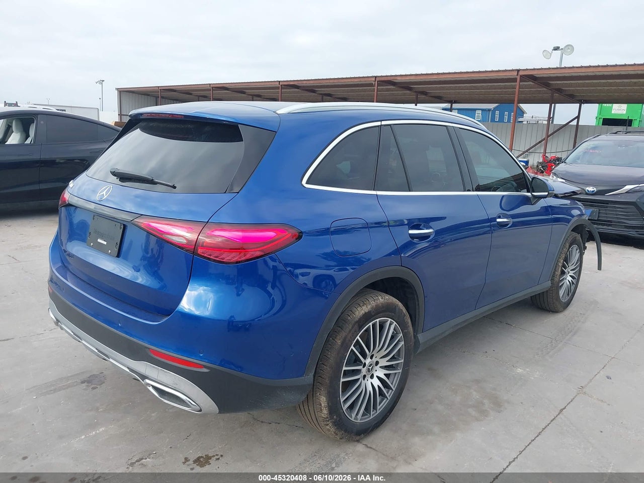 2026 MERCEDES-BENZ GLC 300 · 4/11