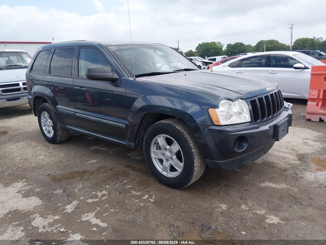 1J8GR48K67C****** · 2007 JEEP GRAND CHEROKEE LAREDO