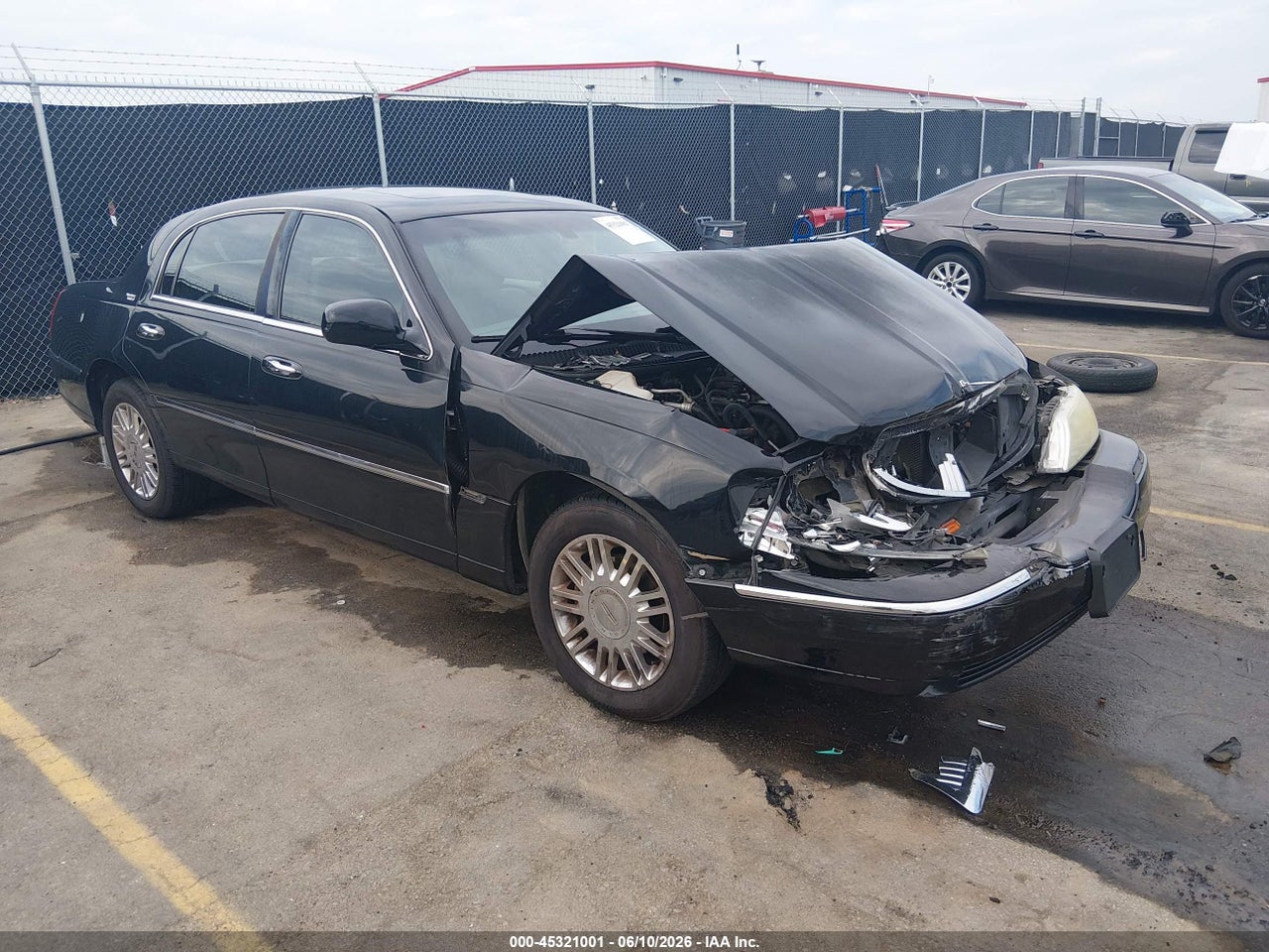1LNHM82VX7Y****** · 2007 LINCOLN TOWN CAR SIGNATURE LIMITED