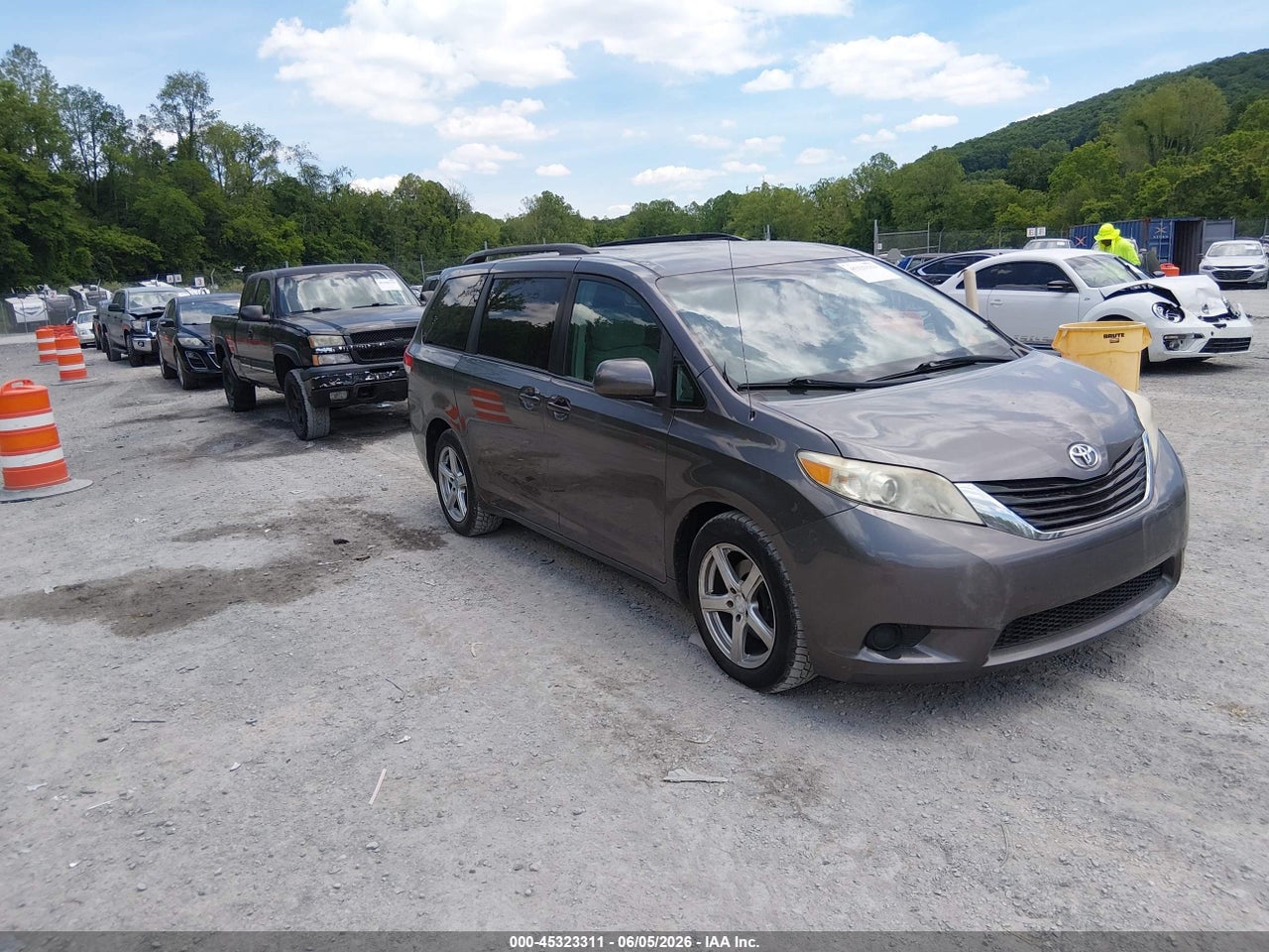 5TDJK3DCXBS****** · 2011 TOYOTA SIENNA LE