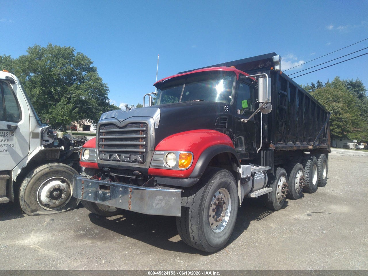 1M2AG11CX5M****** · 2005 MACK 700 CV700