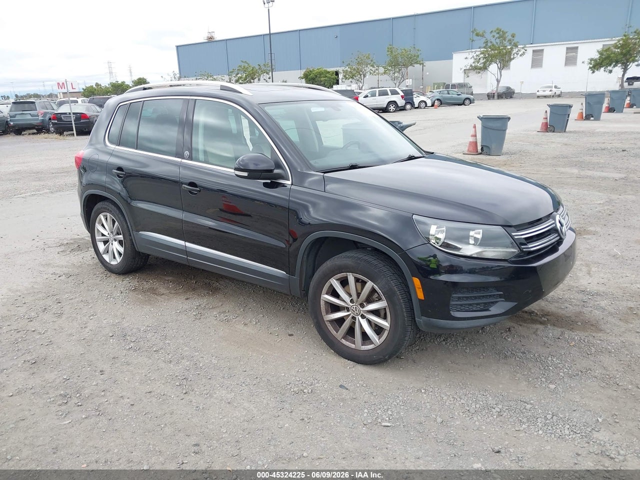 WVGRV7AX4HK****** · 2017 VOLKSWAGEN TIGUAN 2.0T WOLFSBURG EDITION