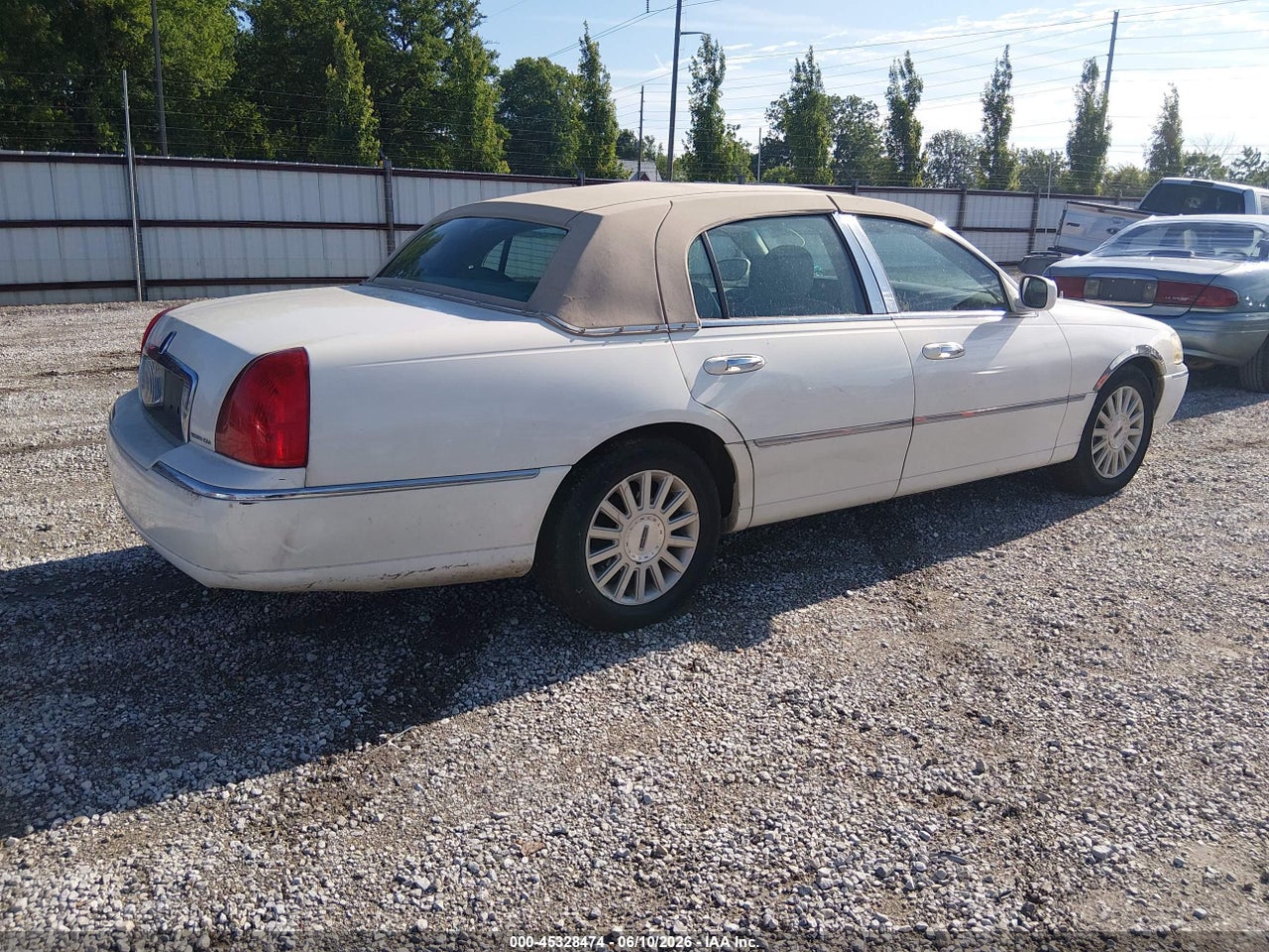 2003 LINCOLN TOWN CAR EXECUTIVE · 4/11