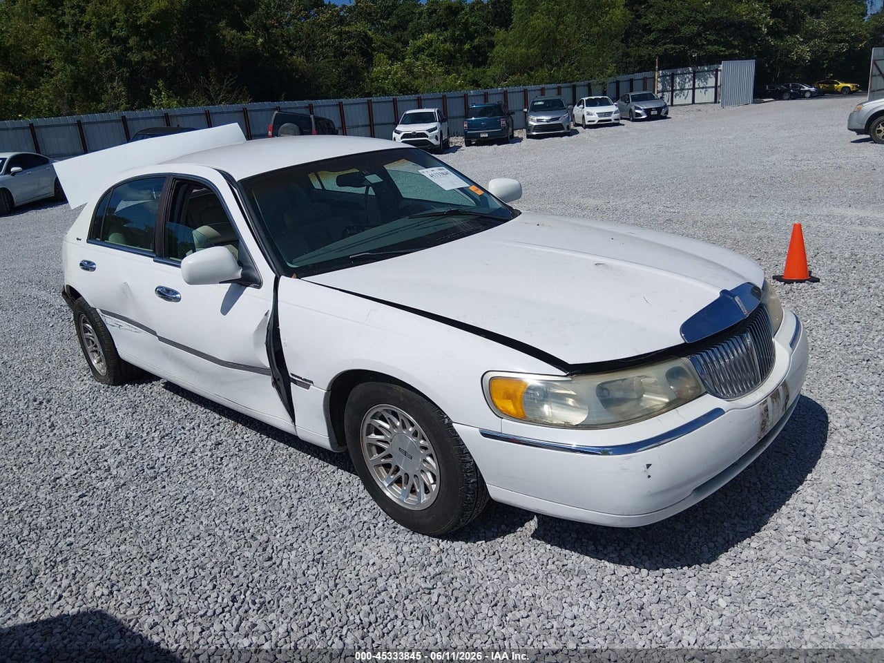 1LNFM82WXWY****** · 1998 LINCOLN TOWN CAR SIGNATURE