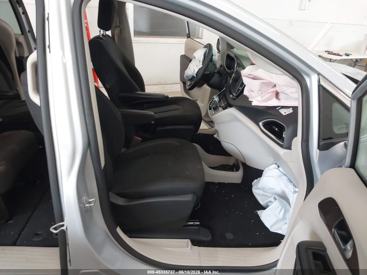2023 CHRYSLER VOYAGER LX · 5/11