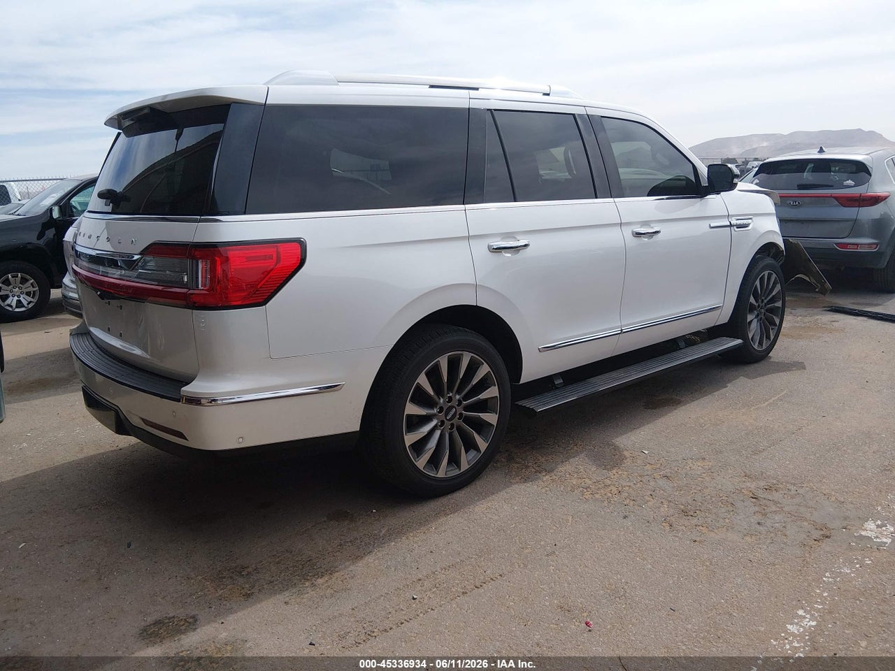 2019 LINCOLN NAVIGATOR SELECT · 4/11