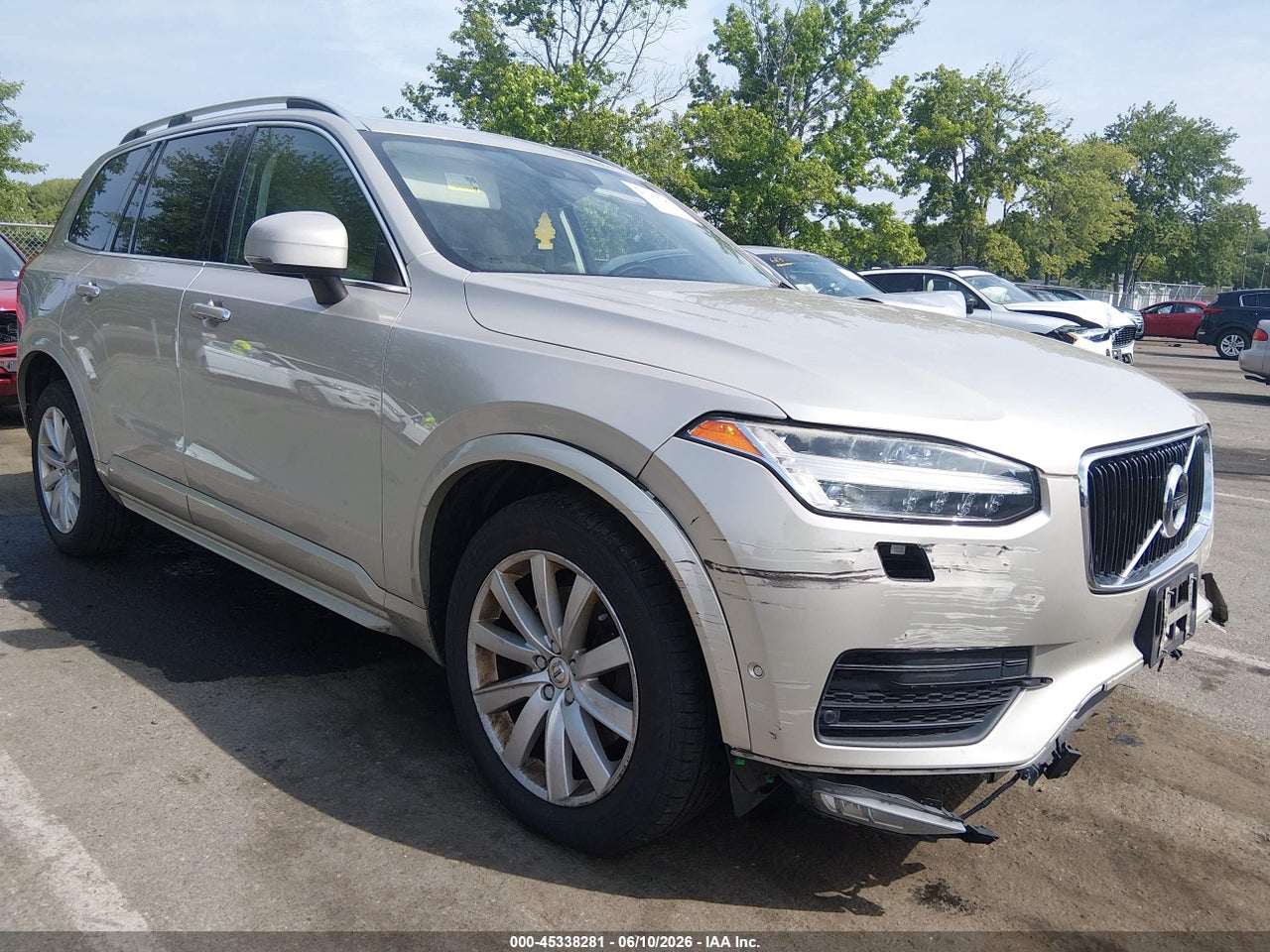 YV4A22PK8G1****** · 2016 VOLVO XC90 T6 MOMENTUM
