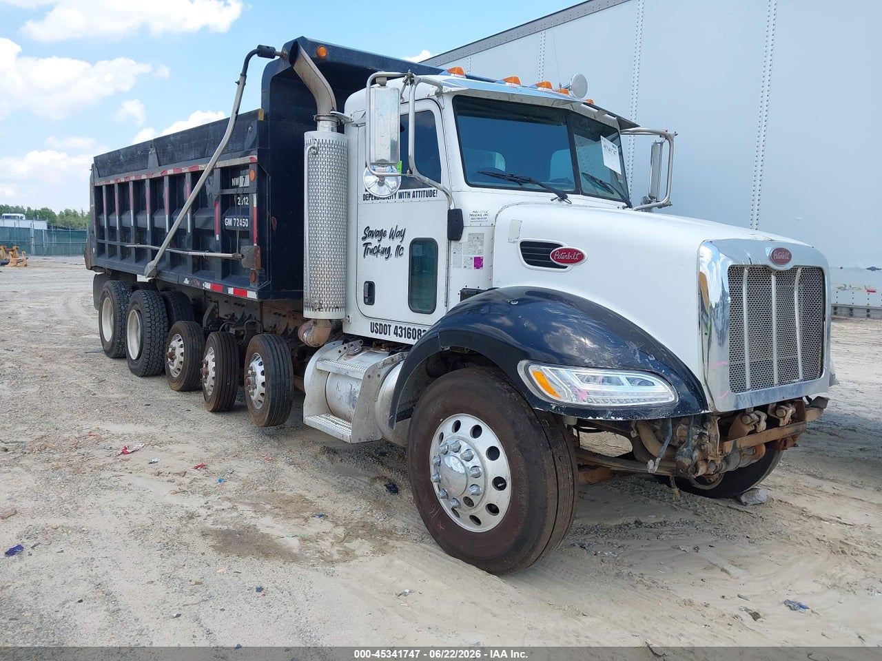 2NPLLZ9X35M****** · 2005 PETERBILT 335
