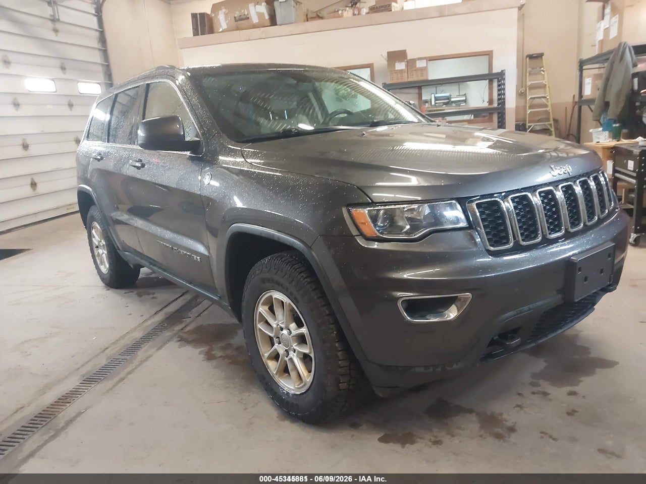 1C4RJFAG7KC****** · 2019 JEEP GRAND CHEROKEE LAREDO E 4X4